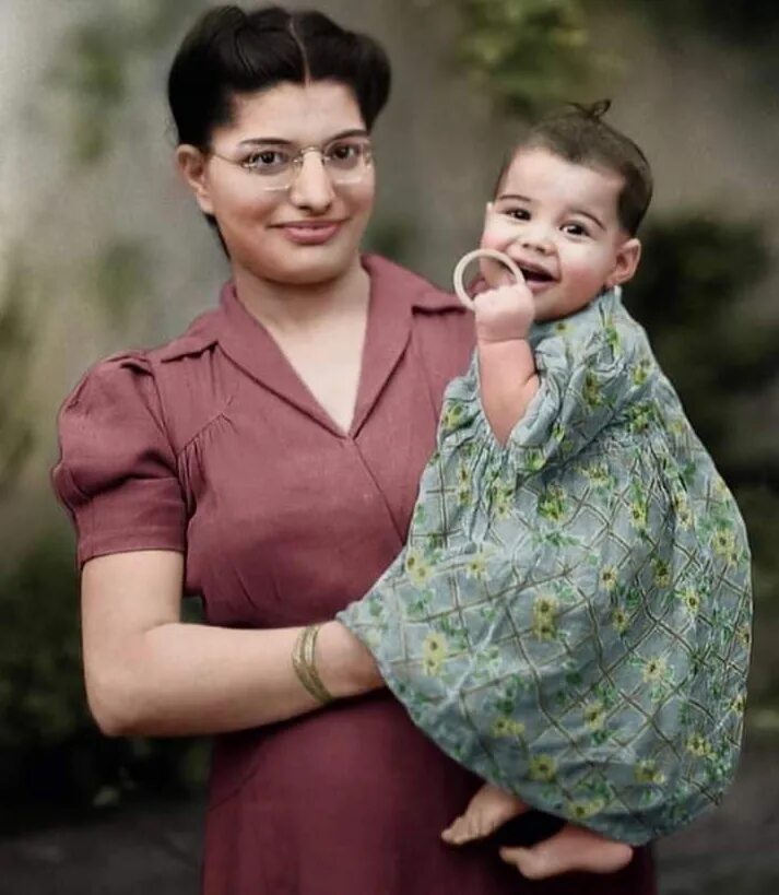 Боми булсара. Кашмира кук и фредди меркьюри. Родители фредди. Родители фредди. Семья фредди меркьюри.