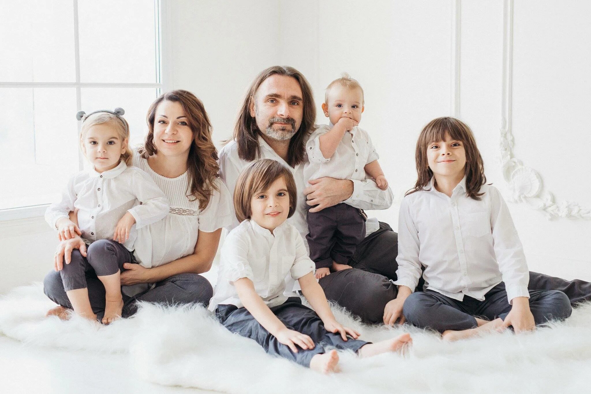 Какие есть известные семьи. Известные семьи с 3 детьми. Современные семьи знаменитые. Российская семья фото.