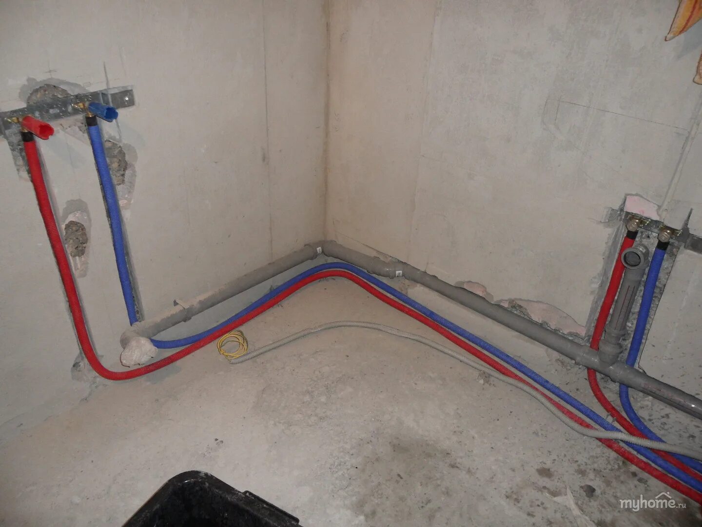 разводка сантехнических труб. подводка воды к ванной. наружные трубы в ванной. разводка сантехники полипропиленом. монтаж канализационных труб в ванной в штробу.