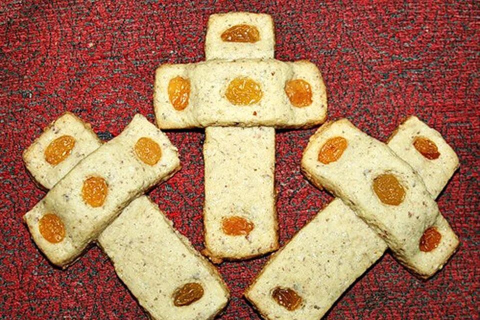 Рецепт крестов на крестопоклонную неделю. Печенье кресты. Обрядовое печенье кресты. Средокрестное печенье. Печенье кресты на Крестопоклонной неделе.