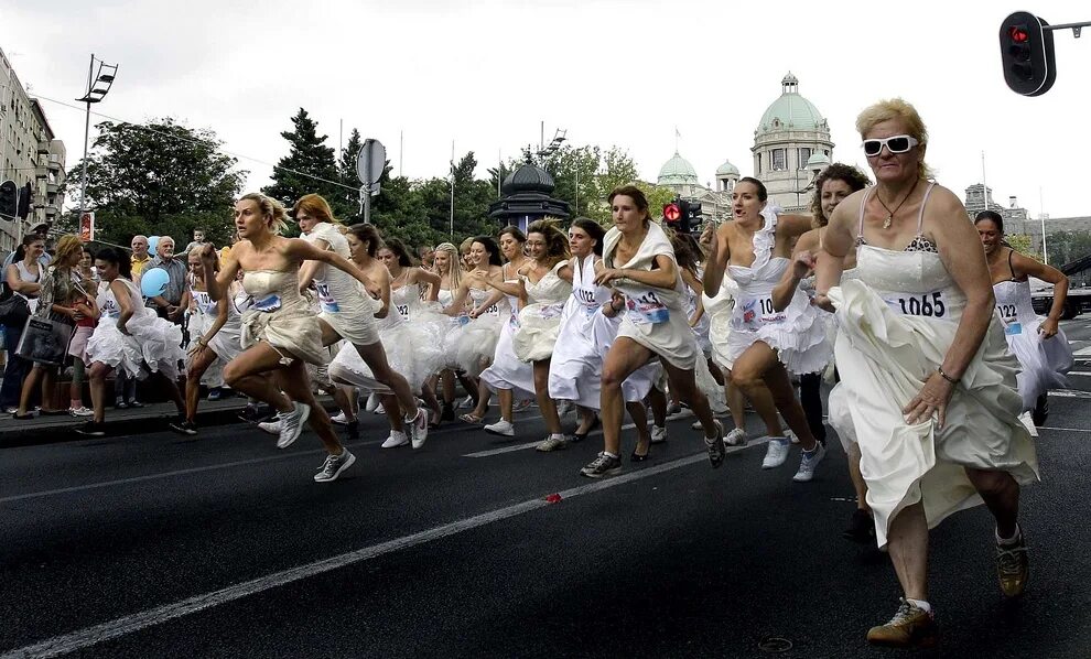 убегает от невест. отсосы женщин на вечеринках. толпа женщин писает. много невест в свадебных платьях бегут. пьяные английские леди на скачках.