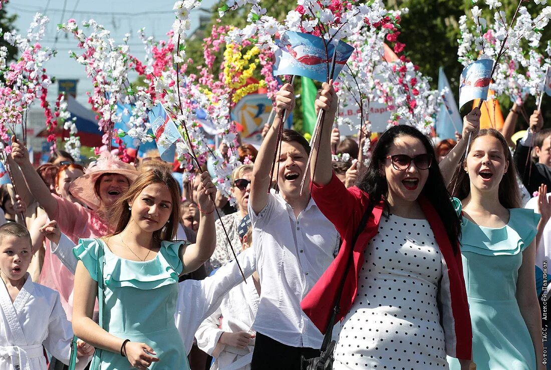 В каком году впервые отметили женский день. 1 Мая праздник. 1 Мая в России. С праздником Первомая. Парад 1 мая.