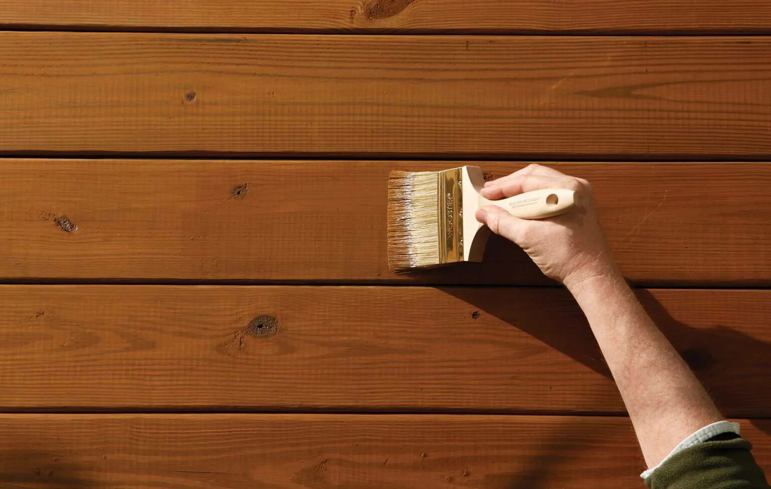 Какой краской лучше покрасить деревянный дом. Защита древесины. Обработка древесины. Антисептик для защиты древесины. Антисептик для дерева нанесение.