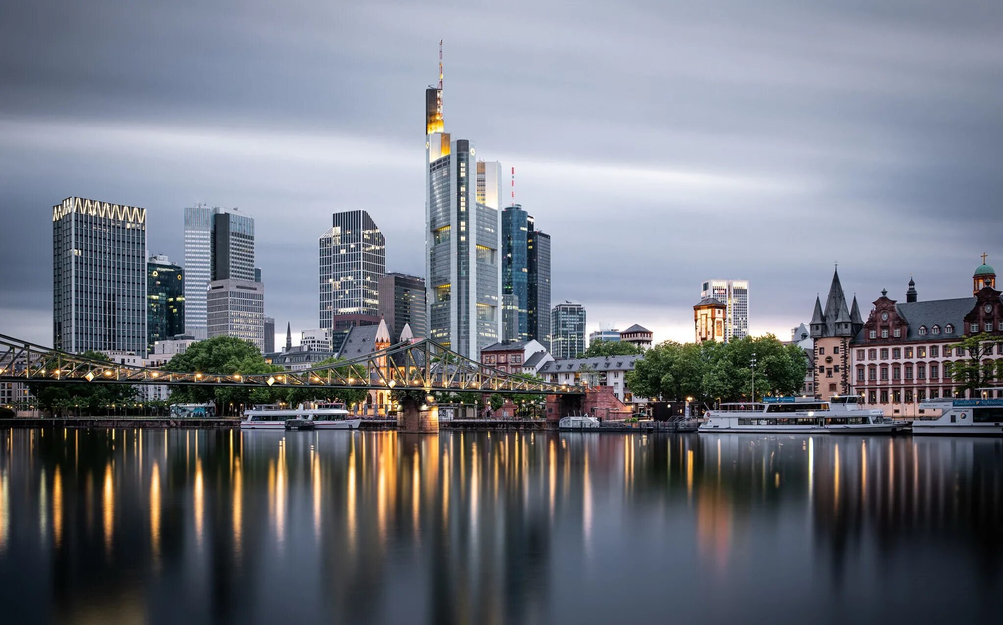 Франкфурт на майне ночью. Франкфурт-на-майне панорама. City frankfurt. Франкфурт на майне ночью. Франкфурт небоскребы.