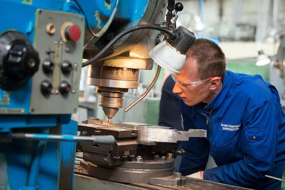 Слесарная обработка деталей. Слесарь механосборочных работ. Рабочий на заводе. Механик на заводе. Слесарь ремонтник по станкам.