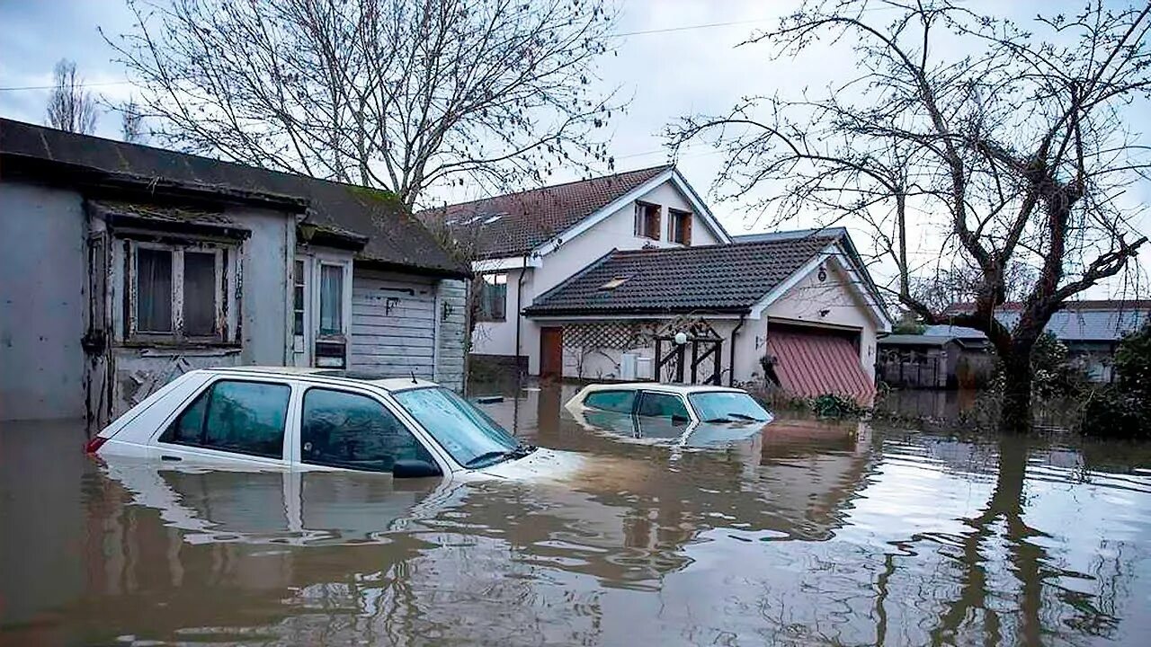 Два затопленных дома. Затопленные дома. Затопило дом. Подтопление домов. Наводнение дома.