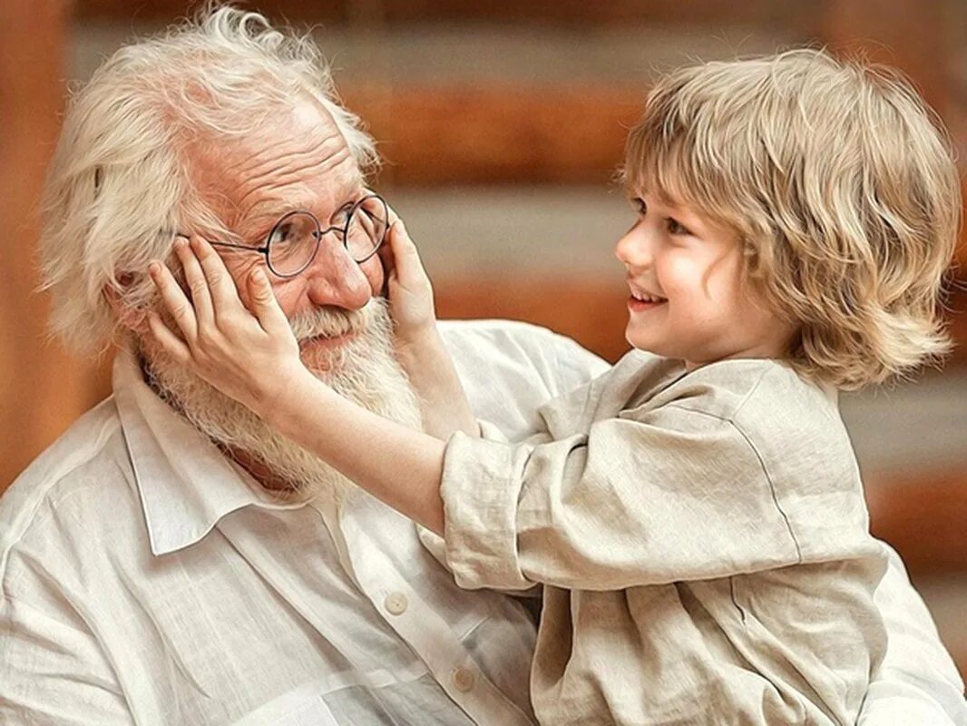 Дед хочет внука. Добрый старик. Дедушка. Добрый старичок. Дедуля с внучкой.