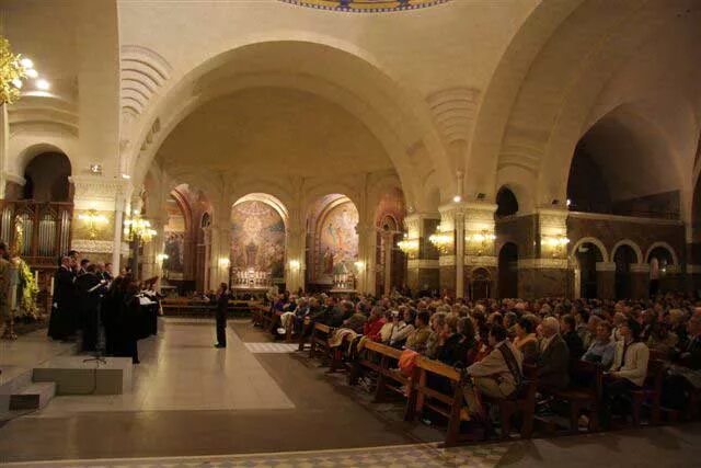 гора голгофа в храме гроба господня. мощи святителя николая в бари. святыни россии. квадратные католические святыни. голгофа в храме гроба господня в иерусалиме.