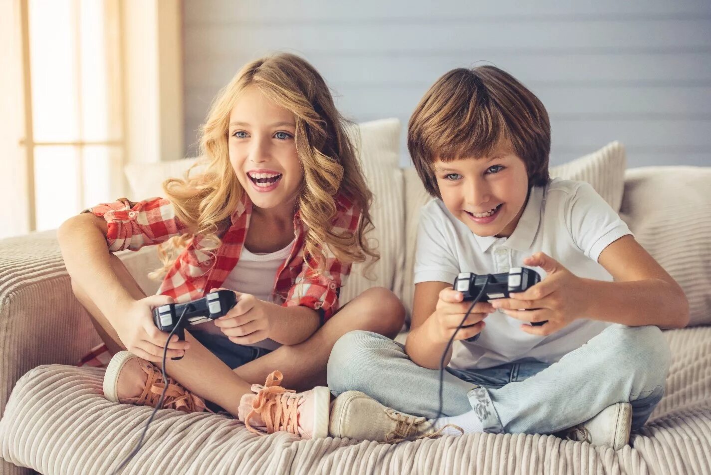 Юноша играющий девушку. Дети играющие в видеоигры. ребенок играющий в приставку. мальчик играющий в приставку. мальчик и девочка играют в приставку.