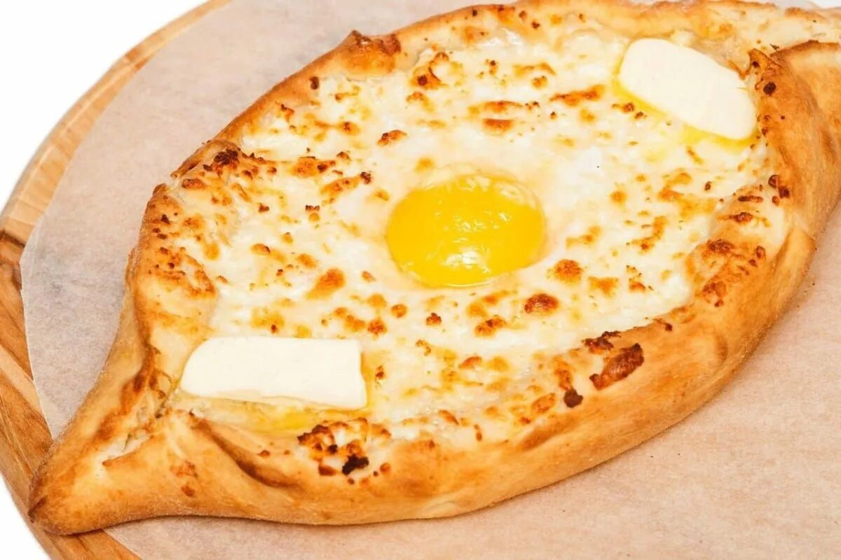 хачапури грузинский. ачаракан хачапури. грузинская кухня хачапури по аджарски. аджарские хачапури лодочка. лодочки с яйцом.