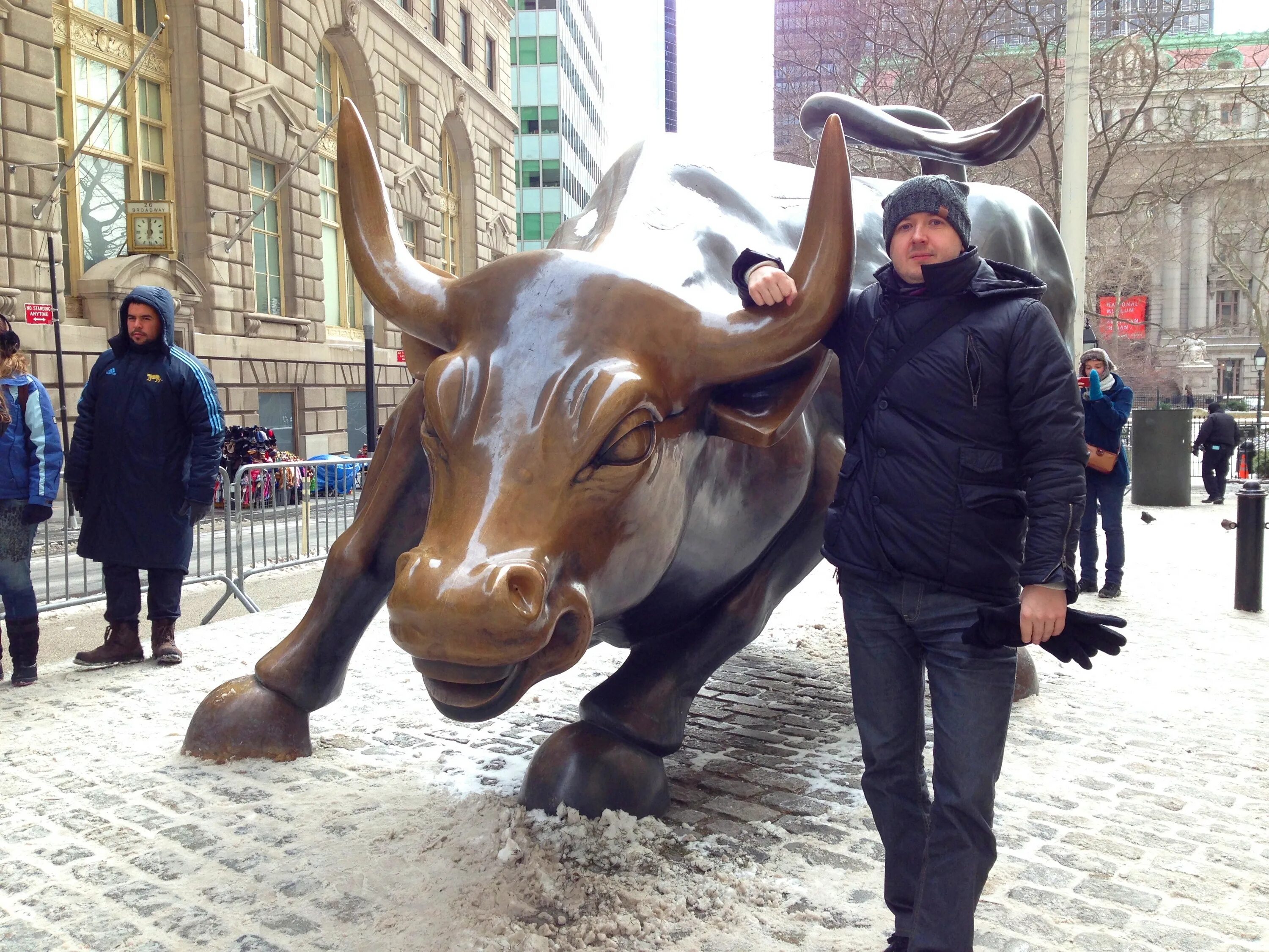 Где сейчас быков. Нью-Йорк биржа бык и медведь. Статуя быка в Нью-Йорке. Wall Street Марсель Ахметшин. Символ Уолл стрит бык и медведь.