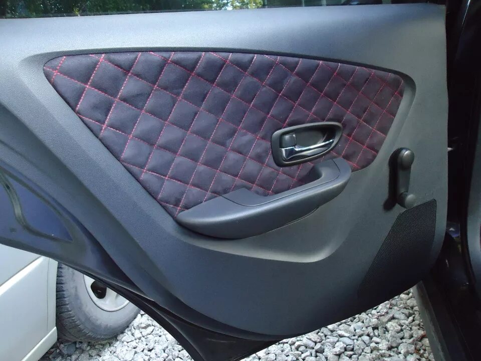 Салон бентли алькантара. Перетяжка карт рено меган 2. Обивки хундай акцент. Дверные вставки приора 2. Перетяжка дверей на ниссан альмера g15.