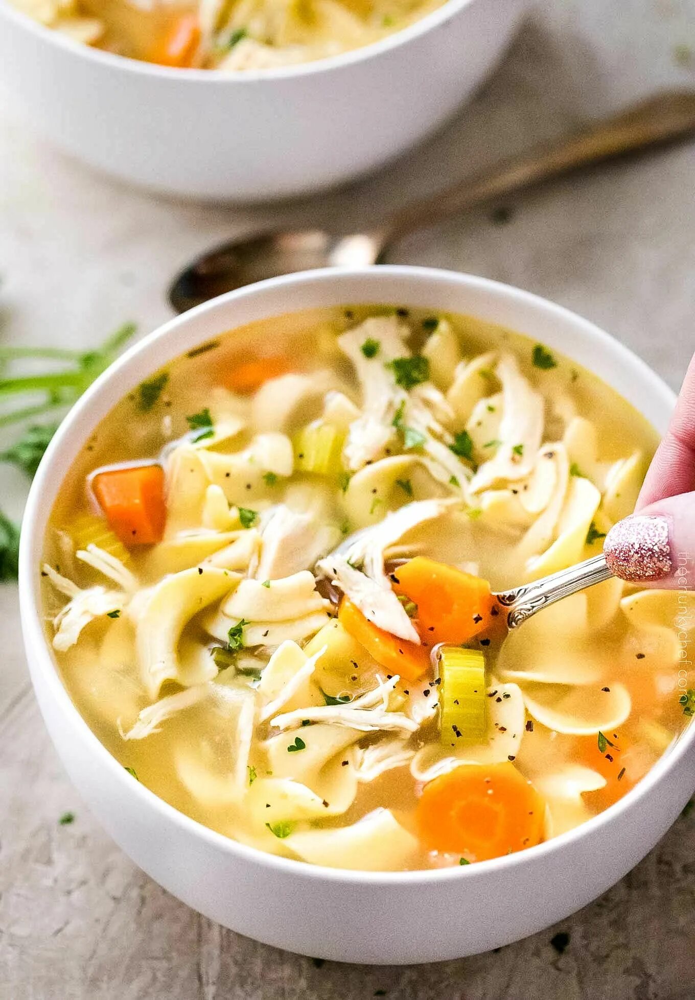 Вкусно быстро суп из курицы. Куриный суп с орекьетте. куриный с капеллини суп. лапшичный суп. штрули суп.