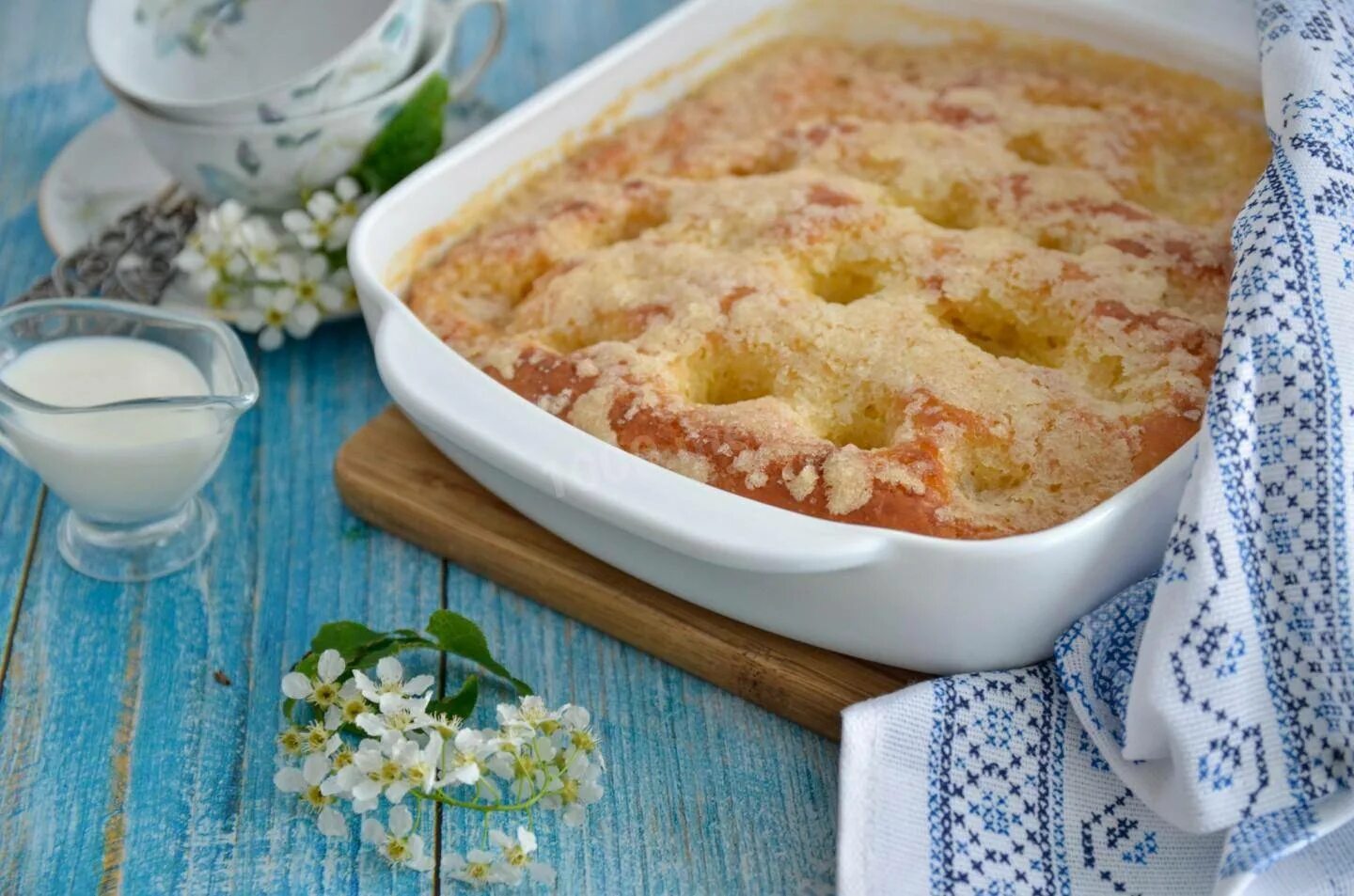 Французский сахарный пирог со сливками. Сахарный пирог со сливками. Пирог сахарный со сливками дрожжевой. Пирог с маслом сливочным и сахаром. Пышный сахарный пирог.