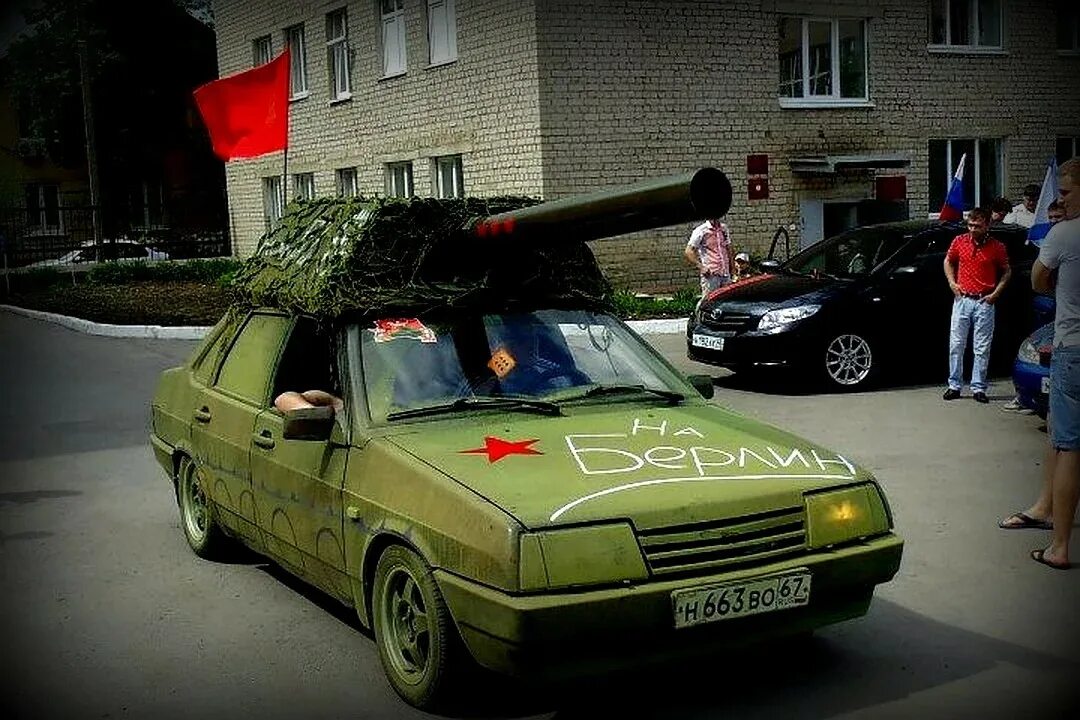 парад машин на 9 мая. машина под танк. машина под танк. тюнинговый танк. украсить автомобиль на 9 мая.