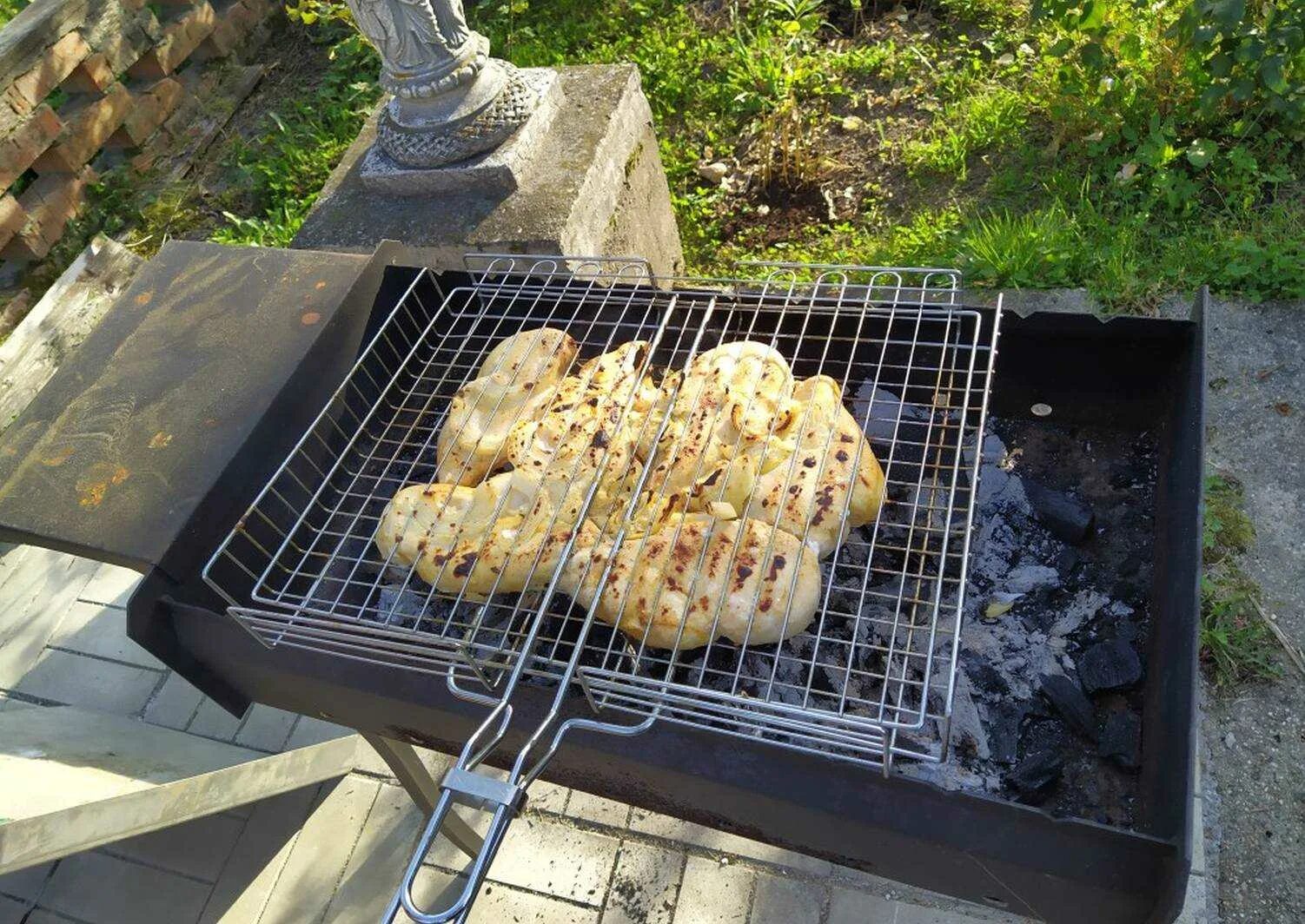 Куриные грудки на мангале рецепты. Курица на решетке на мангале. Куриная грудка на мангале. Куриный барбекю. Грудки на барбекю.