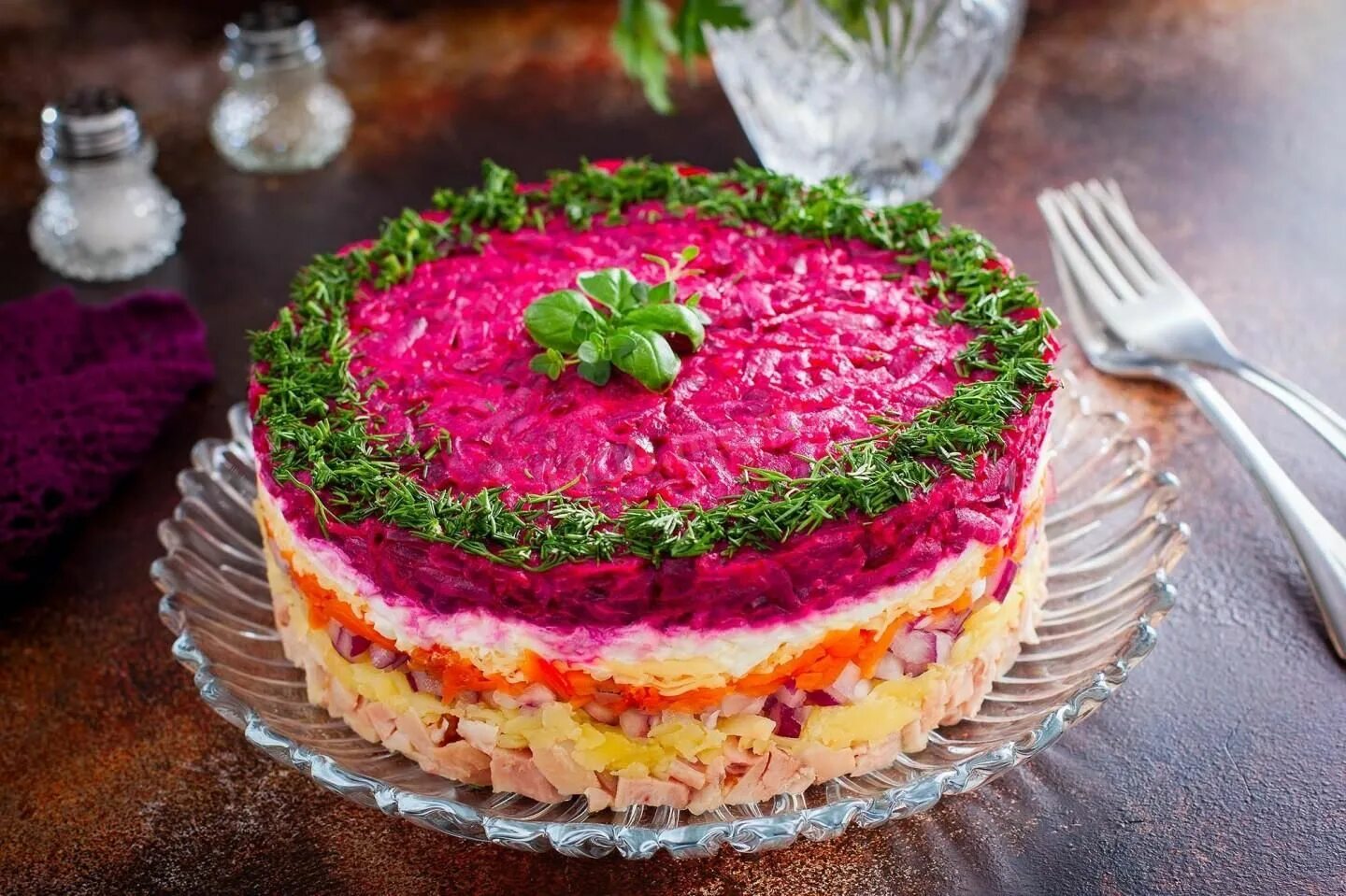 Салат генеральский со свеклой. Слоеный салат "мой генерал". Слоёный салат с курицей и свёклой. Слоёный салат «генеральский». Салат генеральский со свеклой.