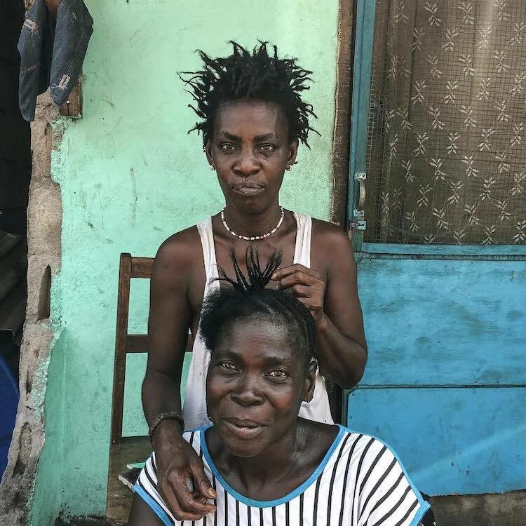 жизнь африканцев. жизнь африканцев. жизнь африканцев. охотники собиратели хадза в танзании. жизнь в африке.