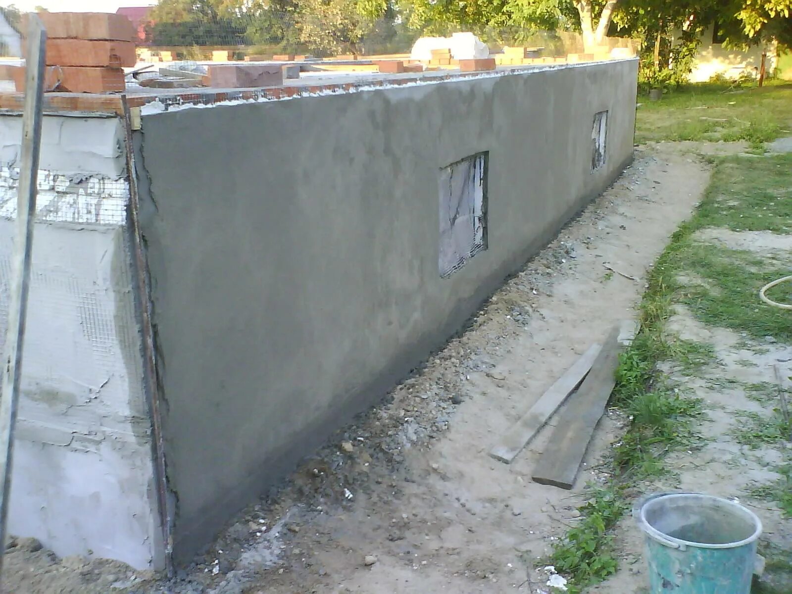 Декоративная штукатурка цоколя. Как штукатурить цоколь. Штукатурка цоколя. Оштукатуривание фундамента. Отделка цоколя штукатуркой.