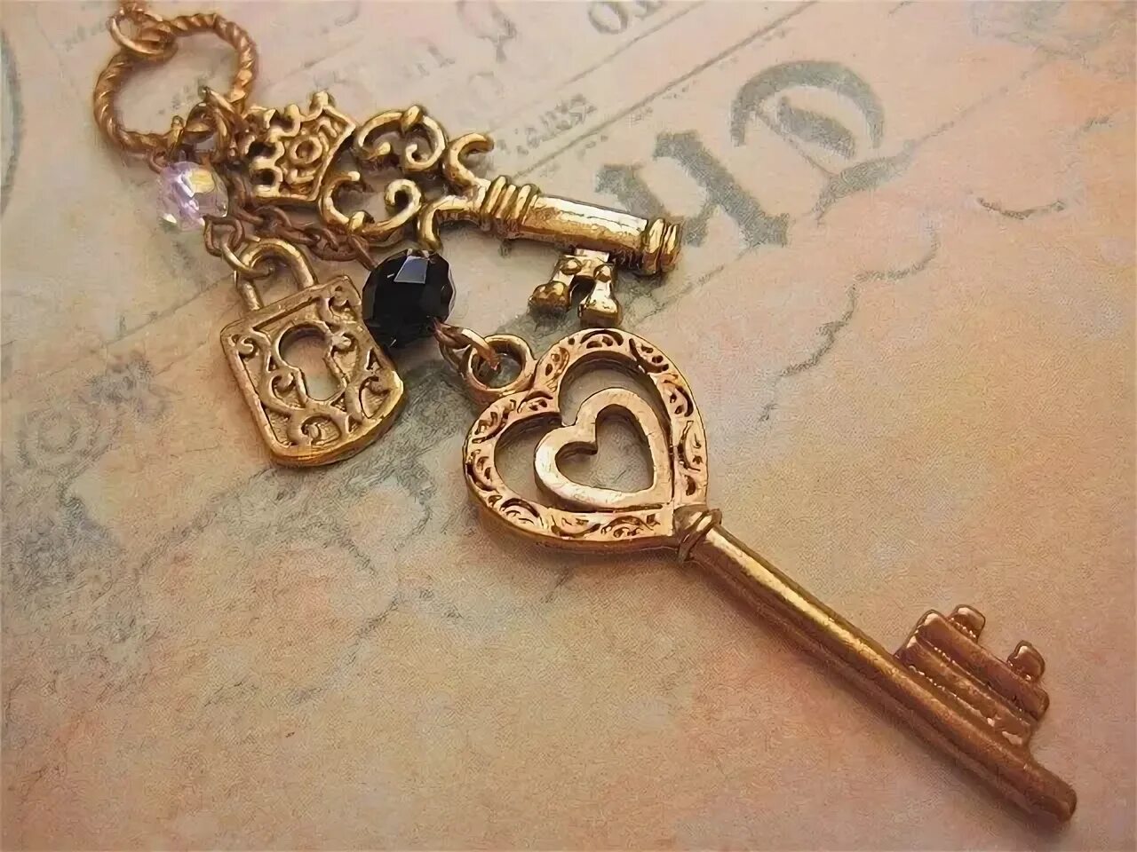 Красивые ключи. Старинный ключ. Красивый старинный ключ. Ключ дверной красивый.