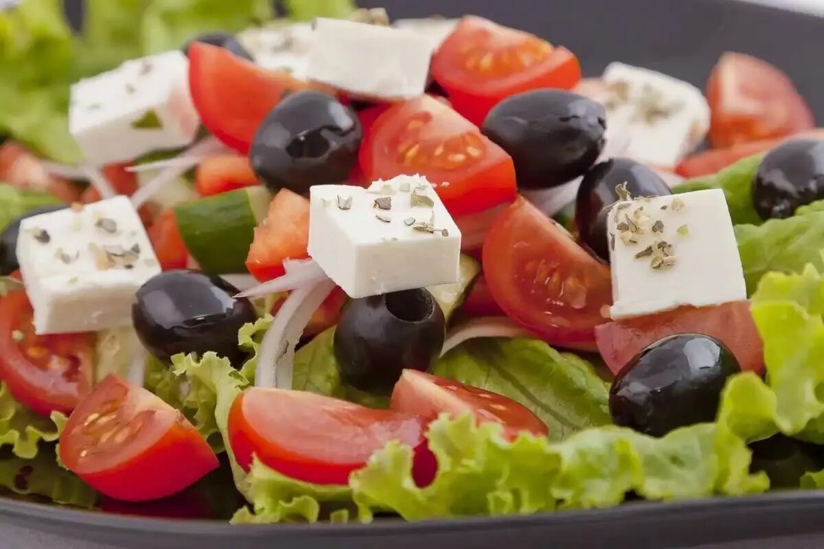 Салат с сыром фетакса. Фетакса для греческого. Греческий салат с фетаксой. Фетакса для греческого салата.