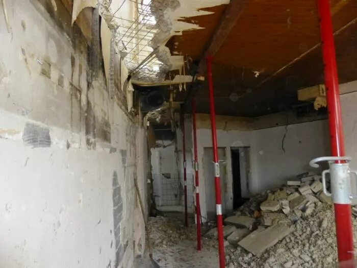 Снес несущую стену в квартире. Снос несущих. Демонтаж кирпичных стен. Перепланировка сносят несущую стойку ужасное фото. Демонтаж квартиры.