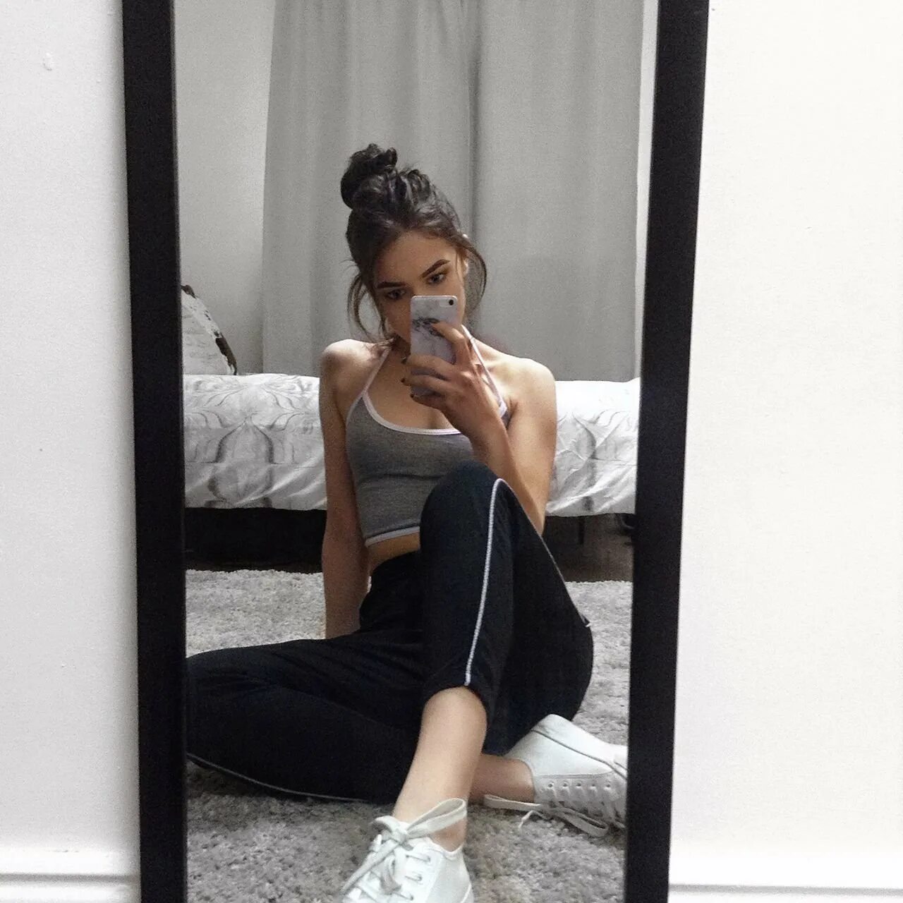 Красивые позы перед зеркалом. Позы для фото в зеркале. Селфи в зеркале сидя. Фотосессия у зеркала девушки. Селфи в зеркале сидя.