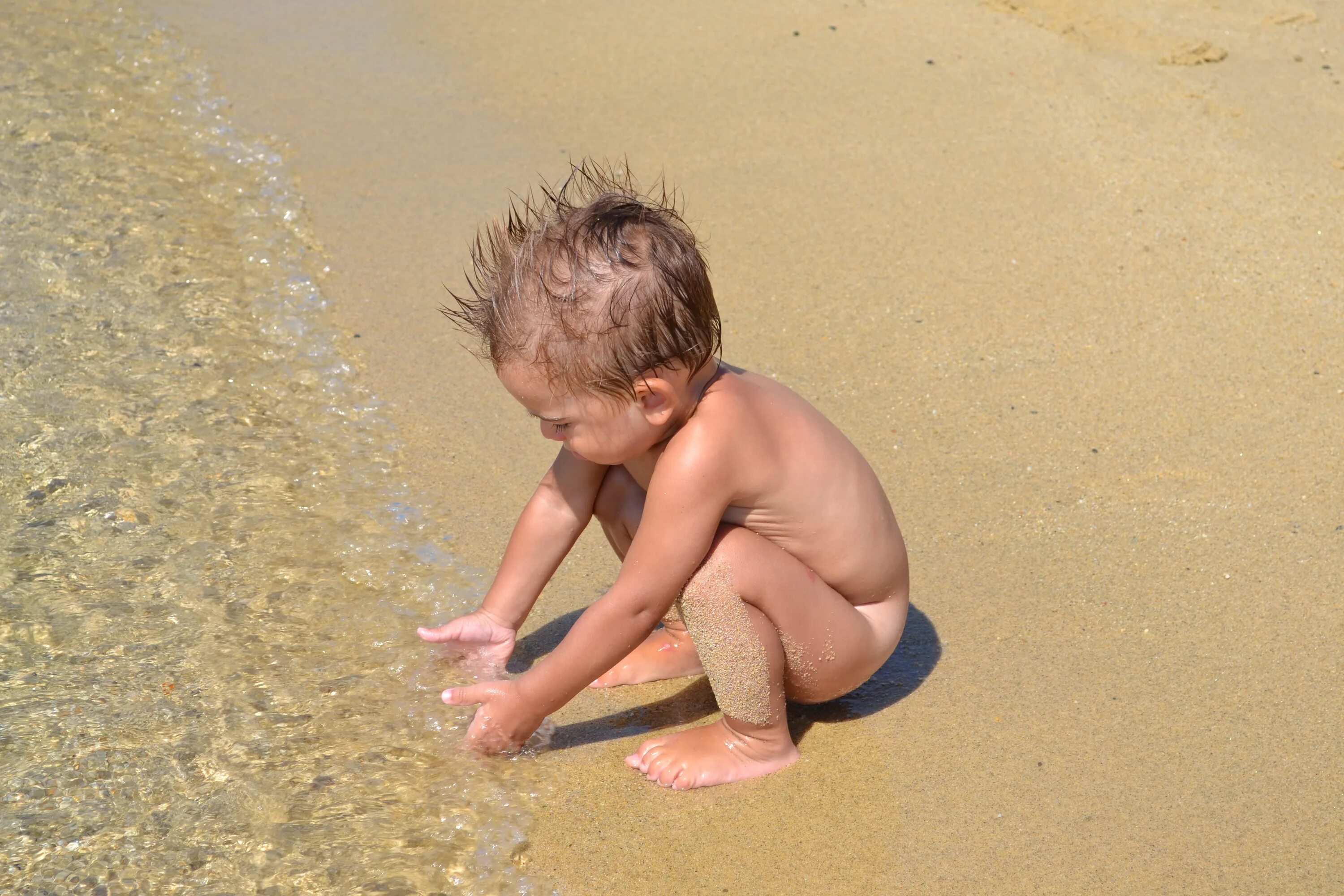 Beach dick. Дети на море. Детишки на пляже. Малыш на пляже. Малыш загорает.