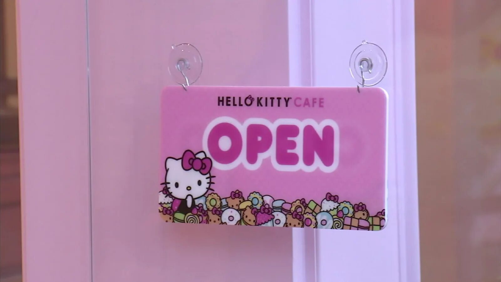 Кафе Хелло Китти. Табличка на дверь не беспокоить Хеллоу Китти. Не входить табличка с Хеллоу Китти. Таблички на дверь в комнату с Хелло Китти.