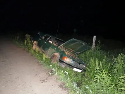 Машина в кювете