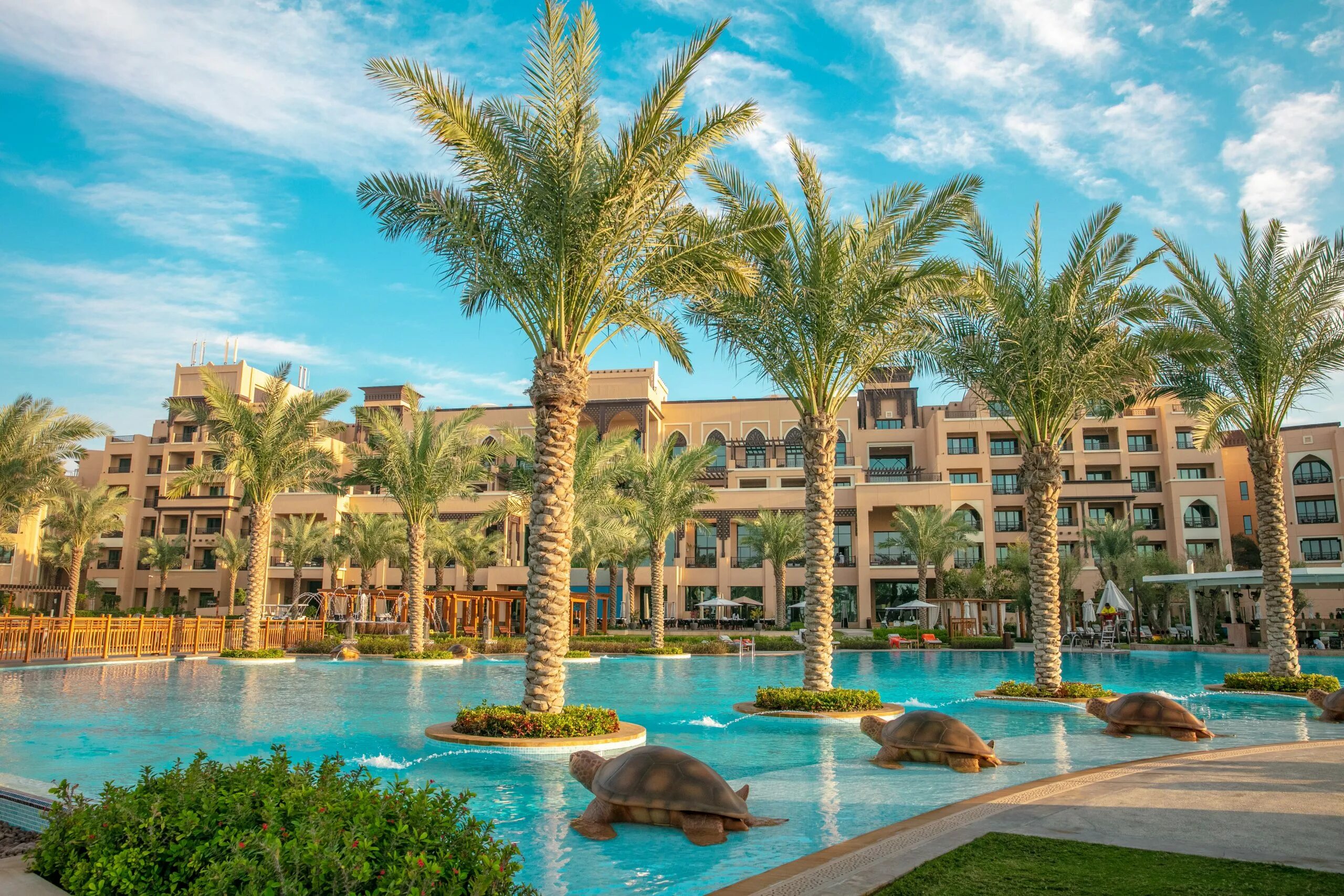 Саадият Абу-Даби. Абу Даби Saadiyat Rotana Resort. Пляж Саадият Абу-Даби. Ротана Саадият Абу Даби пляж.