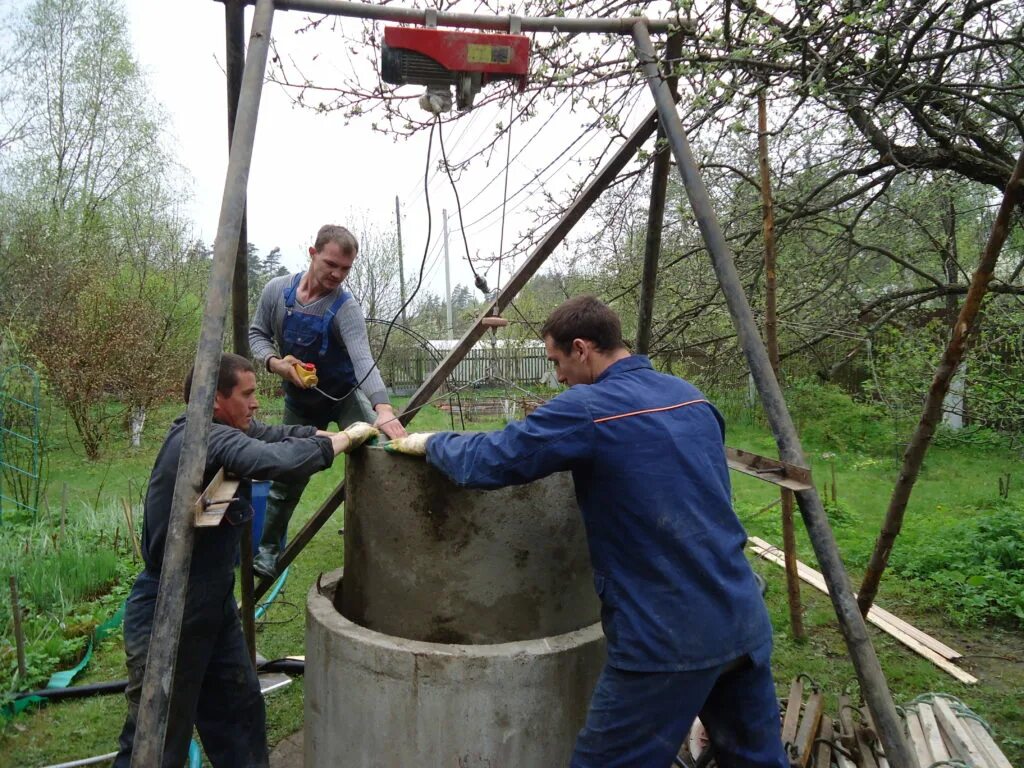 Ремонтный колодец. Приспособление для копки колодца. Приспособление для выкапывания колодцев. Приспособление для колодезных колец. Приспособление для опускания бетонных колец.