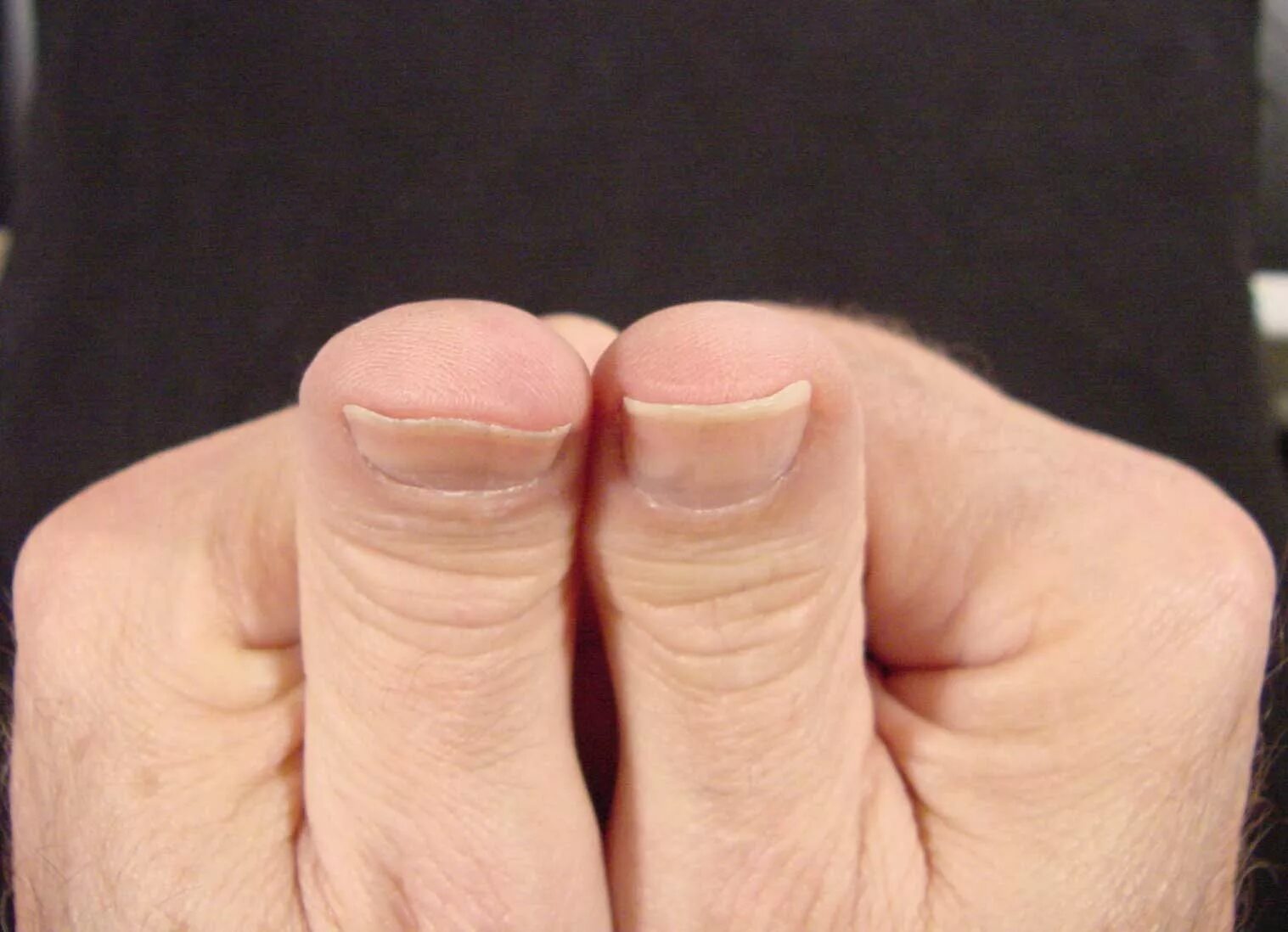 из под пальцев