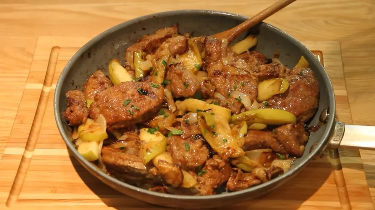 Жареное мясо с луком и пюре. Печень говяжья тушеная. Тушёная печень с луком. Печень тушеная в сметане. Печень в сметане с луком.