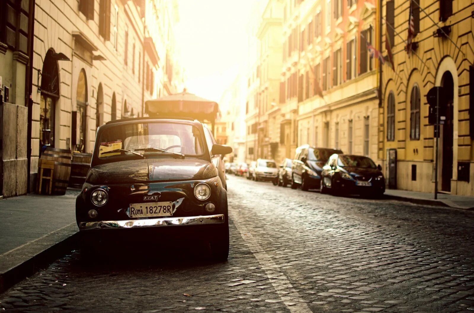 Travel streets. Тур на ретро машинах по вечернему городу. Автомобиль вечером фото. Old Rome. Све автомобиля вечером т фар фото СССР.