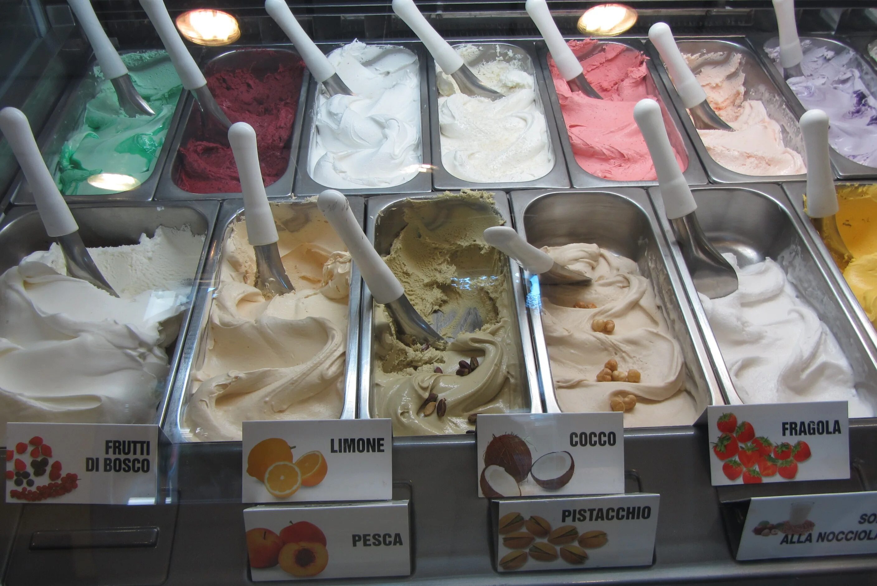 В какой стране сделали мороженое. Кафе мороженое «джелато» Италия. Итальянское мороженое джелато. Джелато мороженое оборудование итальянское. Итальянское мороженое джелато аппарат.