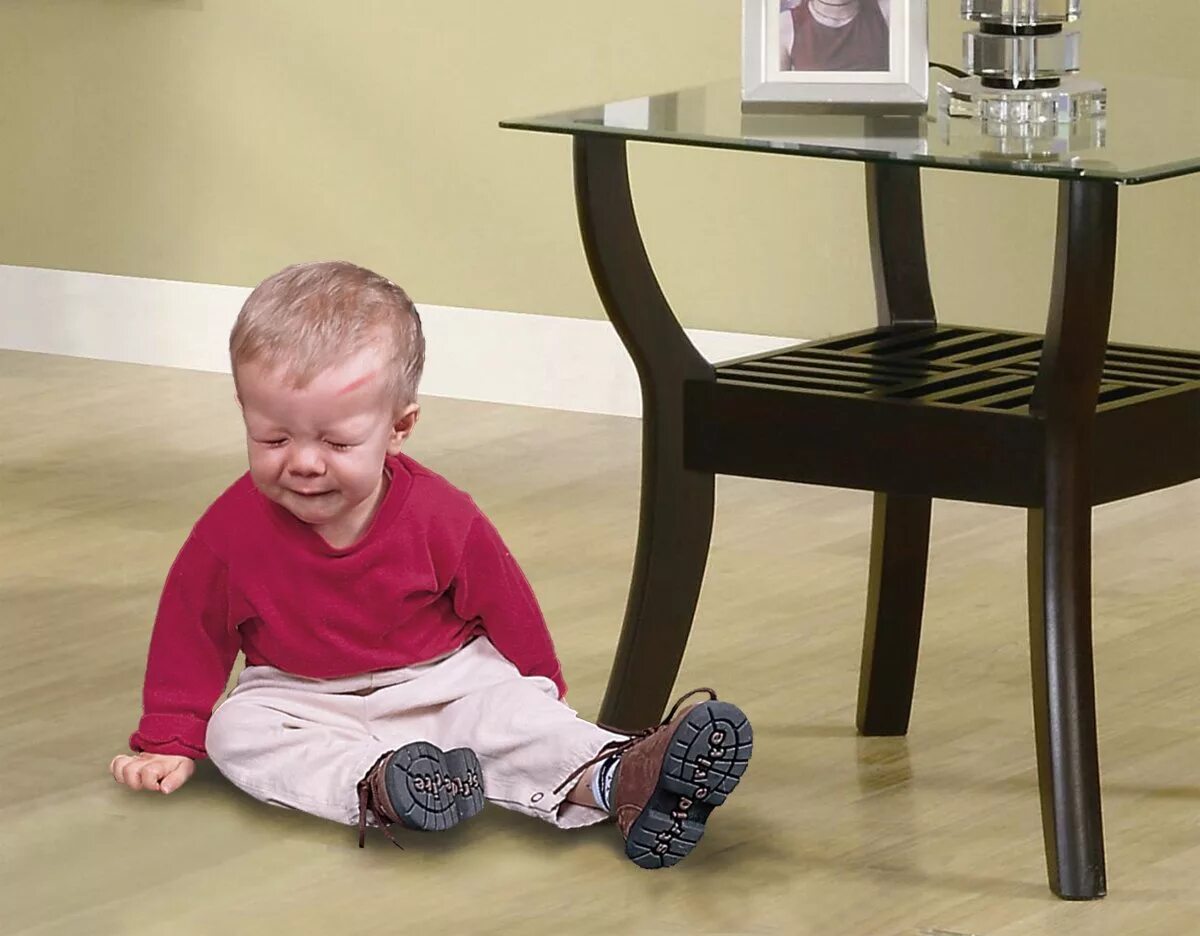 Ребенок ломает мебель. Ребенка головой об стол. Дети сломали мебель.