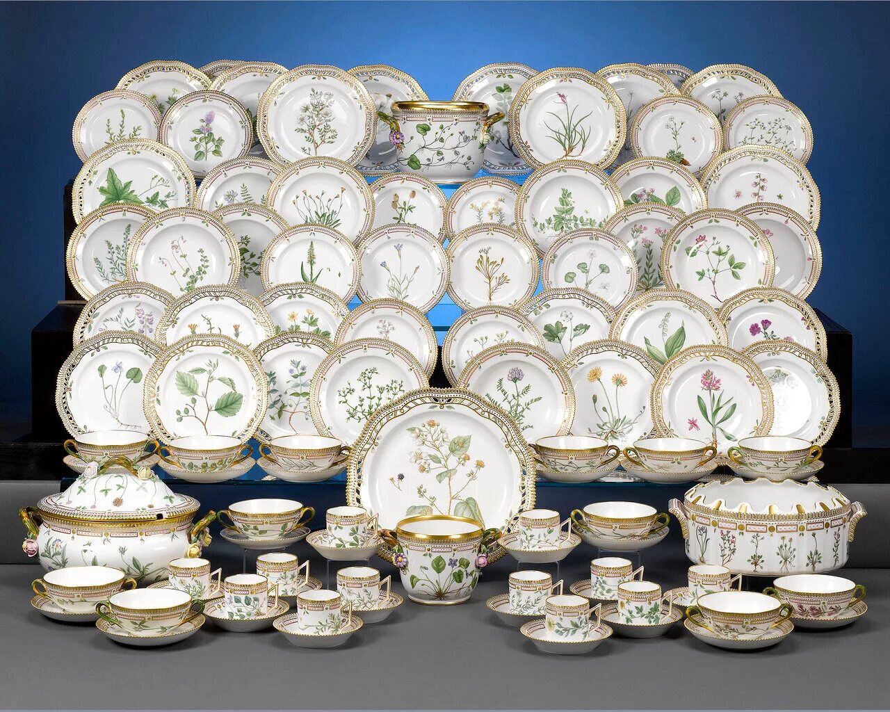 леомакс чайный сервиз. известный фарфор. фарфор английский 18в. известный фарфор. мейсенский фарфор супница 19 век.