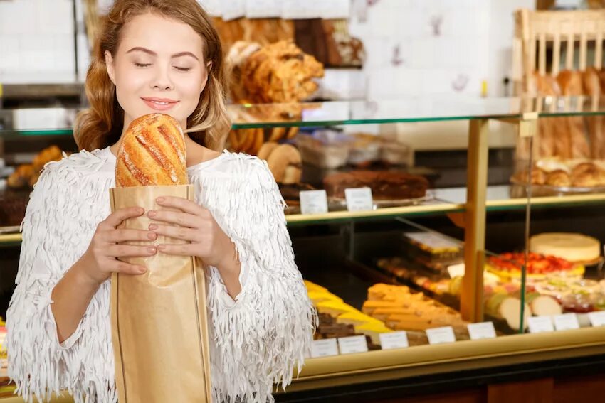 Человек есть хлеб. Человек ест булочку. Девушка ест хлеб. Девушка с хлебом. Девушка с выпечкой.