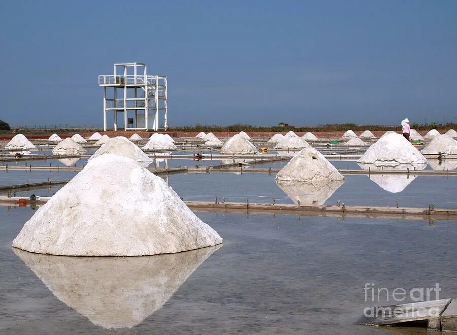 Получают из морской воды. Добыча морской соли. Добыча соли из моря. Добыча соли из озера. Соляная промышленность.