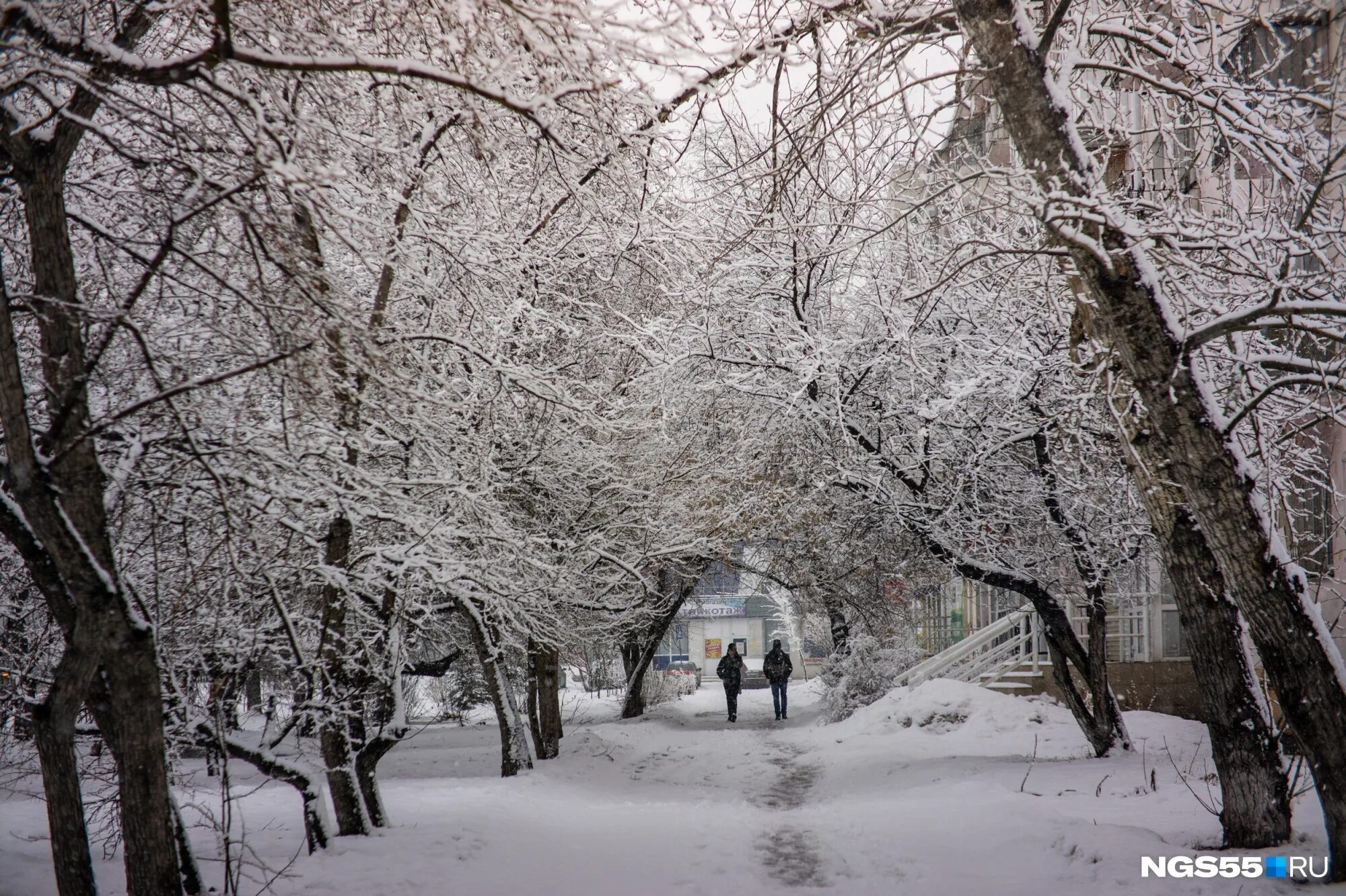 Где в марте снег. Заснеженный город Омск. Улица покрытая снегом. Заснеженные улицы Омска. Омск - Снежное утро зимой.