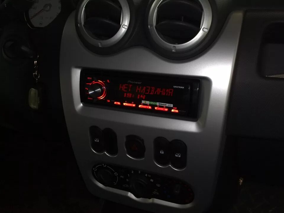 Панель магнитолы логан 1. Магнитола логан 1. Панель магнитолы логан 1. Рено логан 2007 торпеда. Автомагнитола 2 din на рено логан 1.