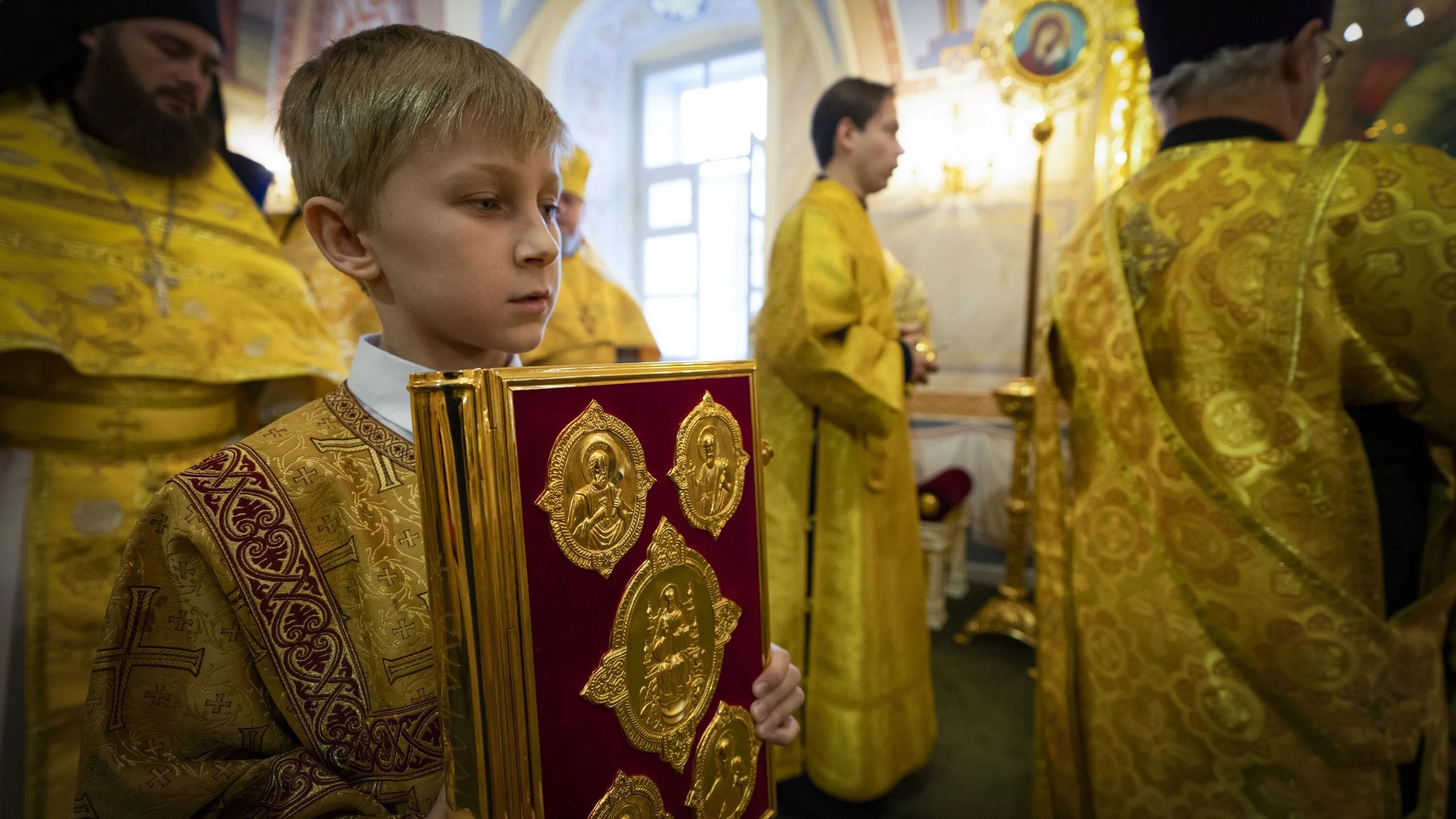 Алтарник в храме. Алтарник обязанности в церкви. Дети алтарники в храме. Алтарник чтец. Пономарь алтарник.
