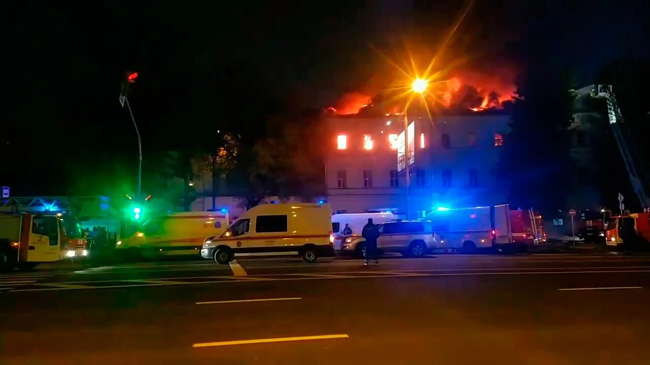 Пожары в общежитии москва. Пожар в университете в москве 2007. Пожар в москве на ленинградском проспекте. Пожар в москве на комсомольском проспекте. Пожар москва университет.