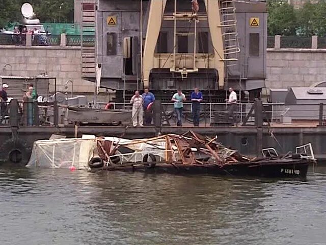 баржа тонет. катер волга. катер voyager 670. баржа утонула. самоходная баржа байкал.