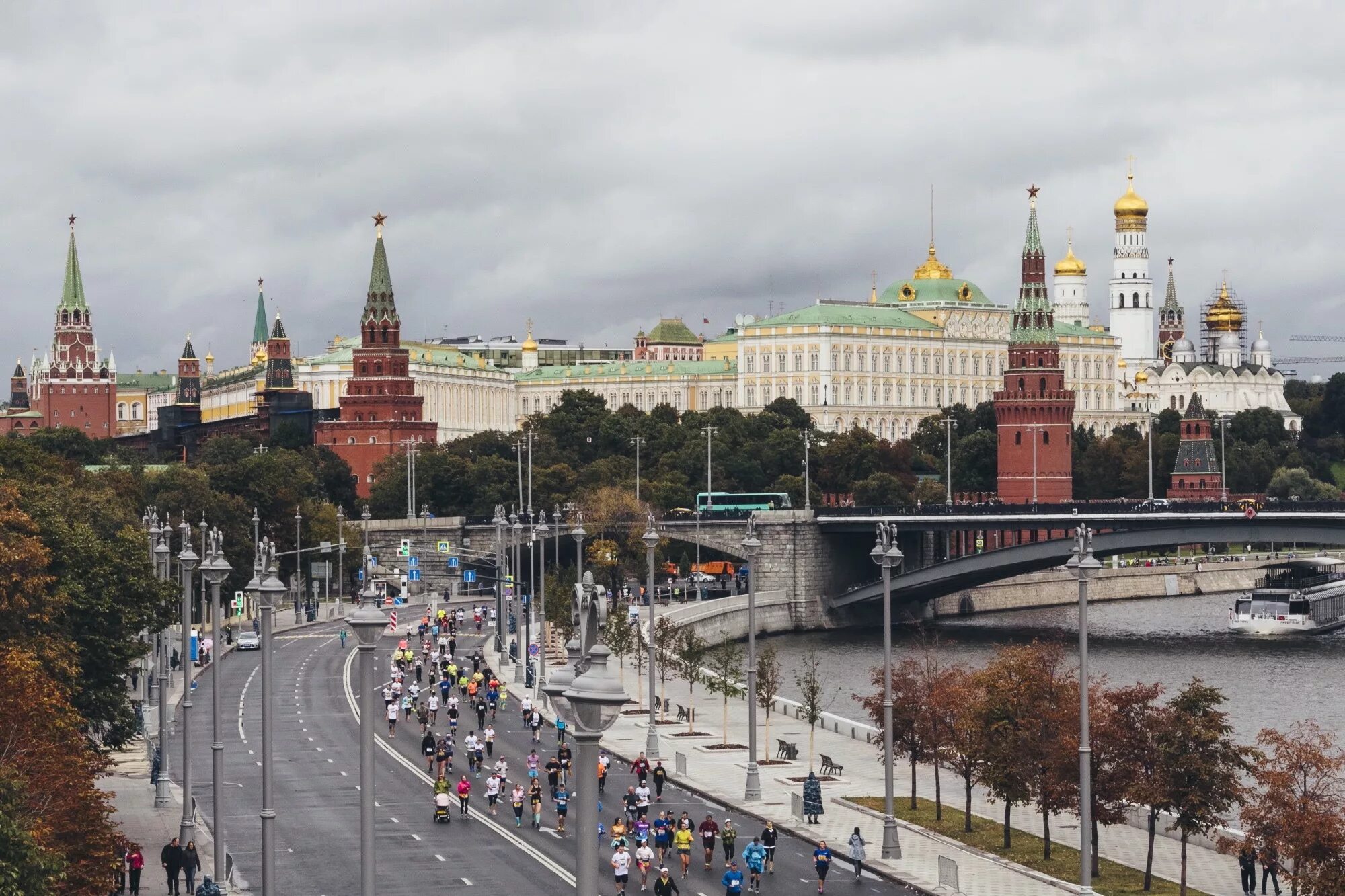 Кремлевская набережная Москва. Кремлевская набережная фото. Какая Москва. Московский полумарафон Кремль. Москва какая готовность