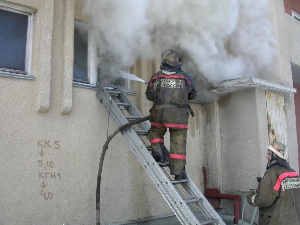 Фото пожаров в жилых домах. Пожар в многоэтажном доме. Тушение пожара в жилых домах. Тушение высотных зданий. Тушение пожаров многоэтажке.