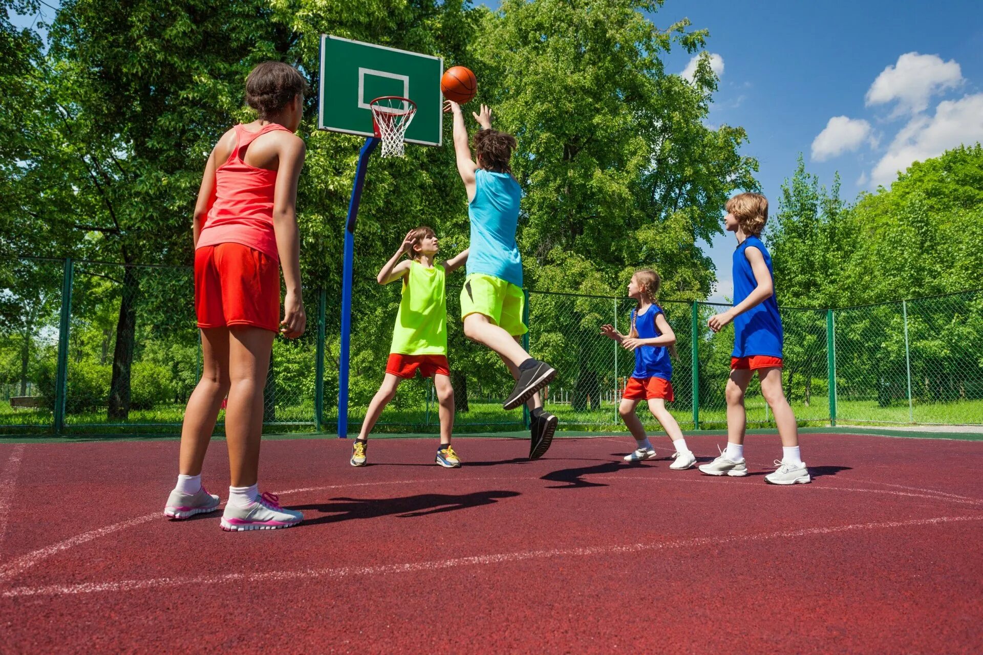 Можно ли играть на площадках. Спорт дети. Детский спорт на улице. Спортивная площадка для детей. Спортивные игры в детском саду.