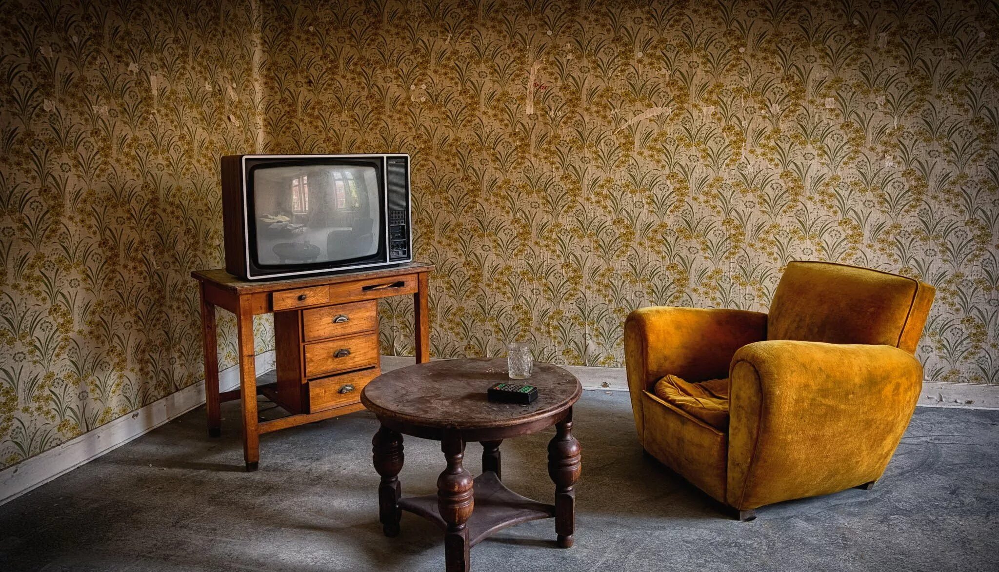 Старые обои в квартире. Старый телевизор в комнате. Старый телевизор в интерьере. Советская комната с телевизором. Интерьер старой квартиры.
