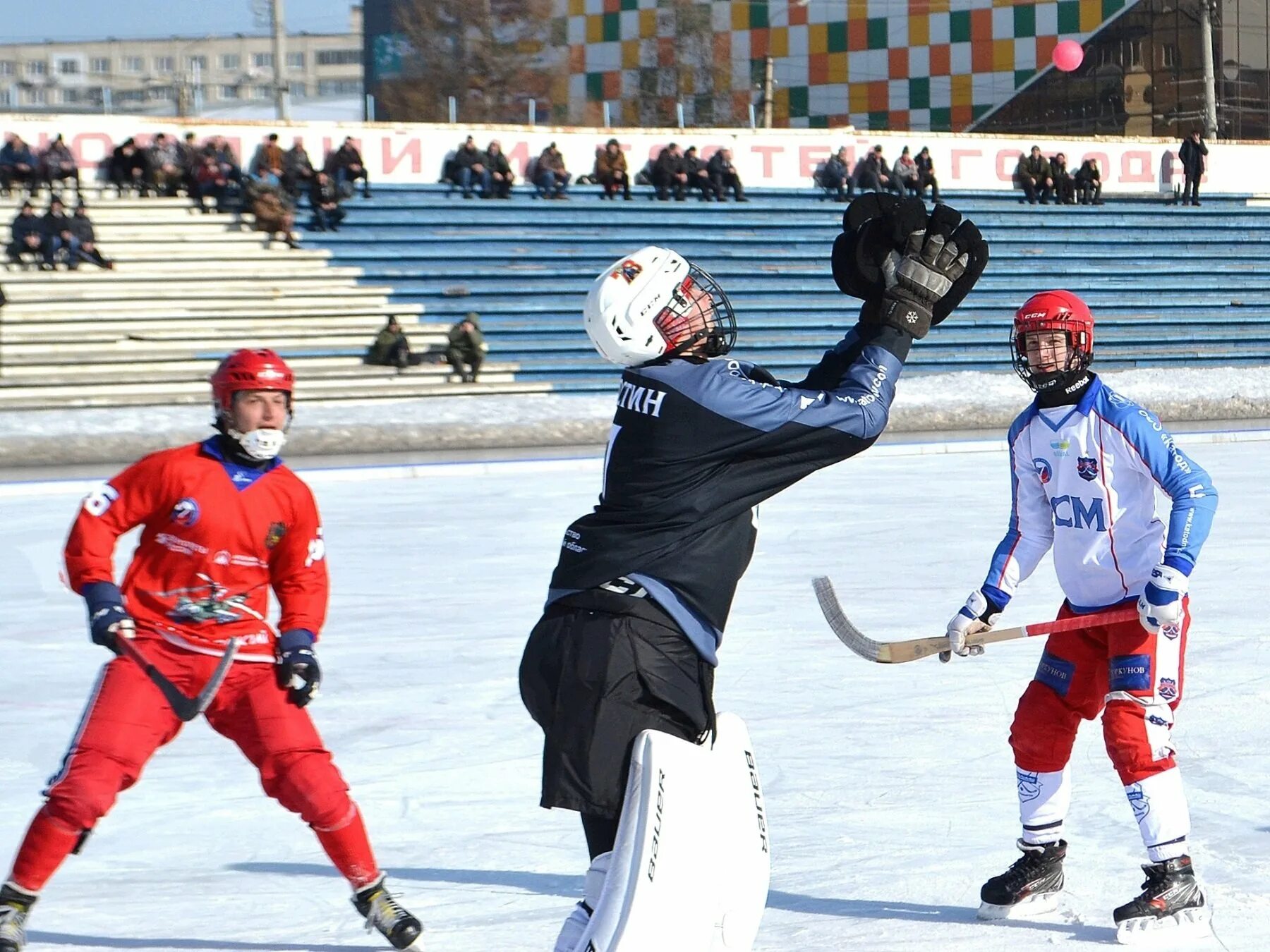 Краснотурьинск хоккей с мячом. Хоккейная команда Восток. Ветераны хоккей с мячом. Хоккей с мячом на льду. Свежие новости хоккея на сегодня